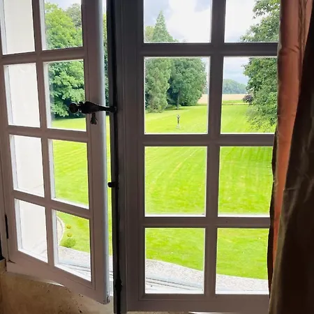 לינה וארוחת בוקר Chateau De Trebons 3*