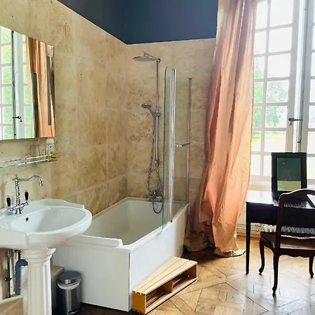 לינה וארוחת בוקר Chateau De Trebons 3*